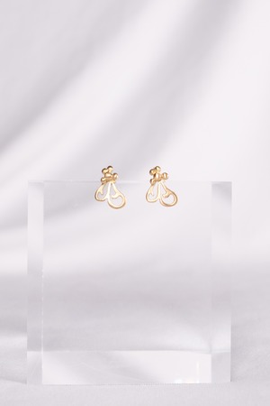 K18 Arabesque Leaf Studs Earrings - Futabami  18金アラベスクリーフスタッズピアス - 双葉実