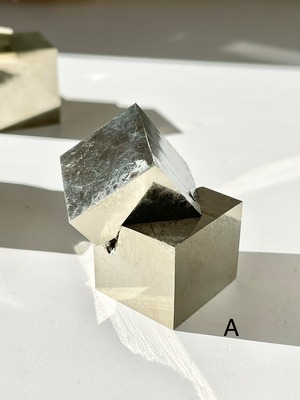巨大パイライトキューブ / Gigantic pyrite cubes
