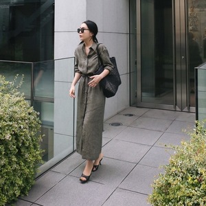 ワンピース レディース 送料無料 シャツワンピース ロングワンピース マキシワンピース Vネック 長袖 前開き フロントボタン ハイウエスト ウエストマーク ウエストリボン 体型カバー 脚長 細見え 華奢見え スタイルアップ ロング丈 マキシ丈 カーキ フェミニン きれいめ 上品 エレガント 大人女子 大人可愛い こなれ感 おしゃれ お洒落 カジュアル ラフ シンプル シック モダン スタイリッシュ ファッショナブル 春服 夏服 秋服 おでかけ デート 普段使い 重ね着 着回し 10代 20代 30代