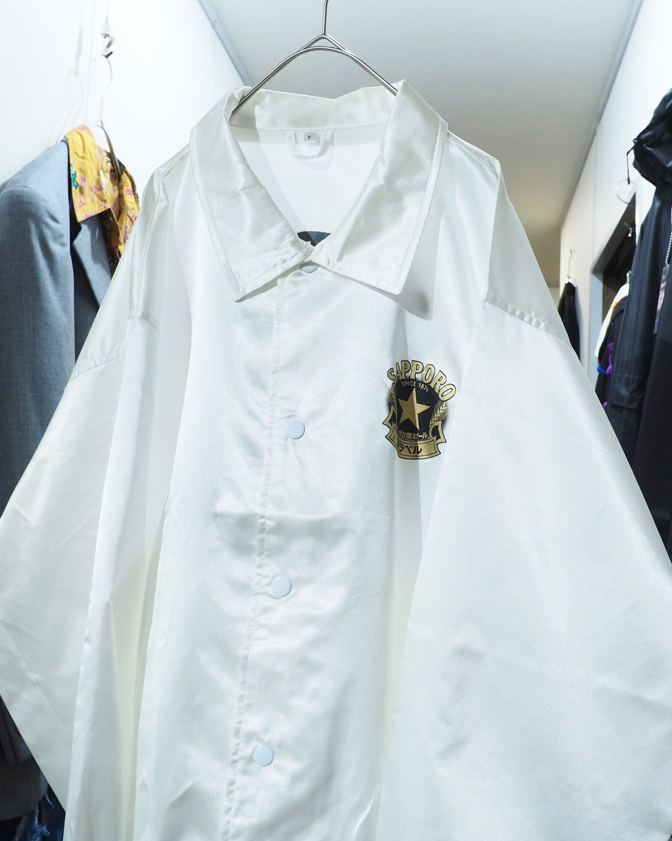 " 珍品 - サッポロ黒ラベル " Logo printed vintage White Coach jacket