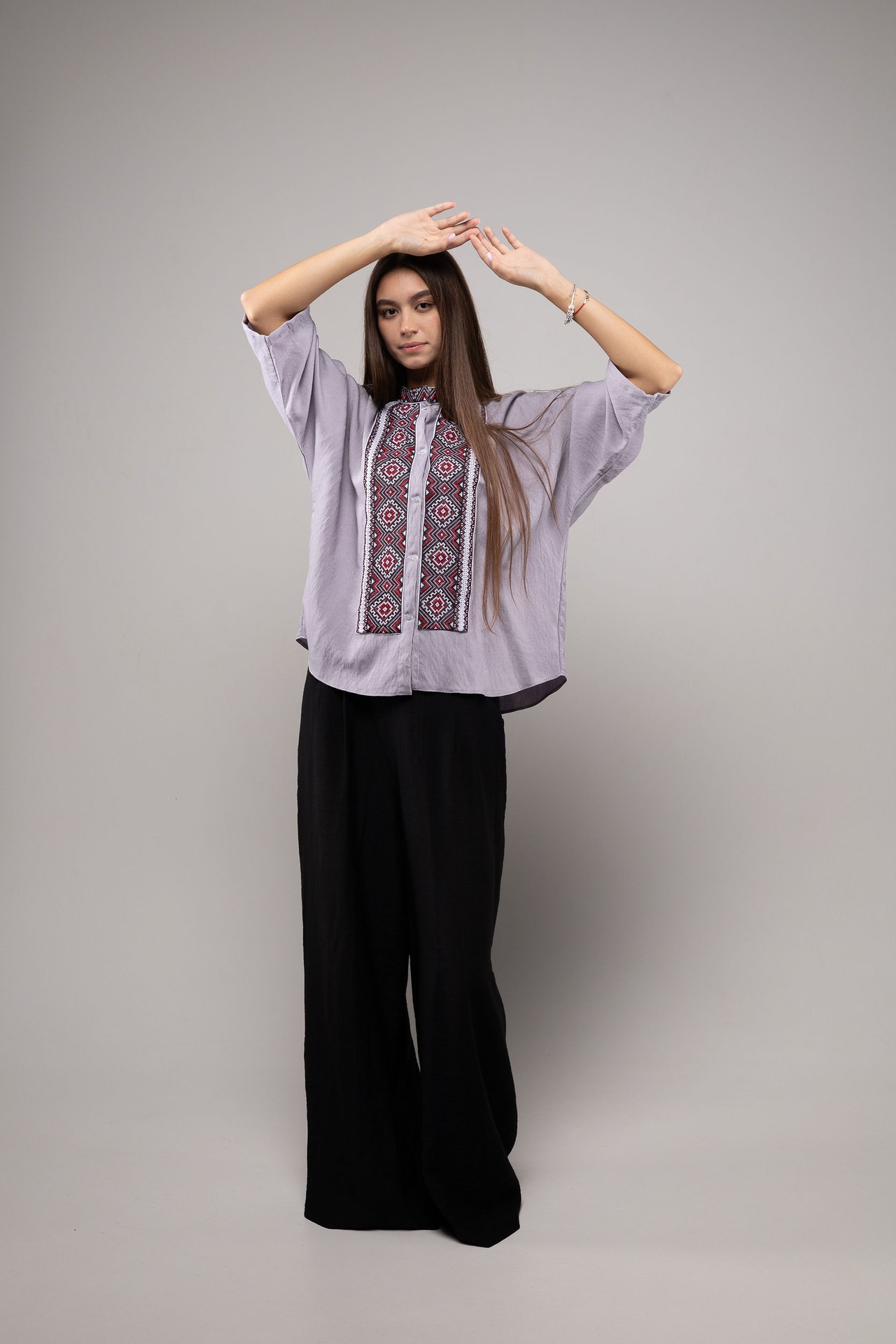 ウクライナ刺繍ヴィシヴァンカ クロスステッチ　手刺繍　シャツ　麻　レディース・フリーサイズ - 2