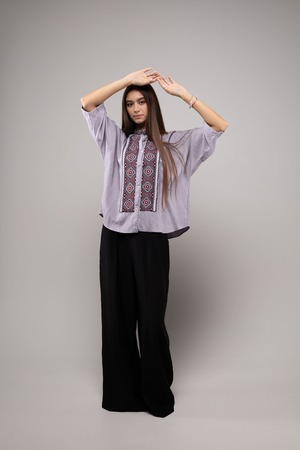 ウクライナ刺繍ヴィシヴァンカ クロスステッチ　手刺繍　シャツ　麻　レディース・フリーサイズ