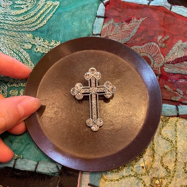 TOPANGA Jewelry Bijou art brooch Silver Cross / ビジューアートブローチ シルバークロス プレゼント プチギフト ジャケット 帽子 バッグ ニット キラキラ アクセサリー かわいい ファッション小物 TOPANGA Jewelry Bijou art brooch Silver Cross / ビジューアートブローチ シルバークロス プレゼント プチギフト ジャケット 帽子 バッグ ニット キラキラ アクセサリー かわいい ファッション小物