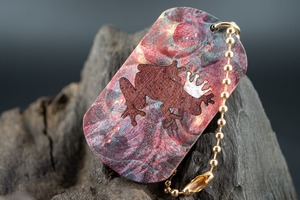 【カナダの象徴】ハードメープル瘤杢 スタビライズウッド ドッグタグ 木象嵌 カエルの王様