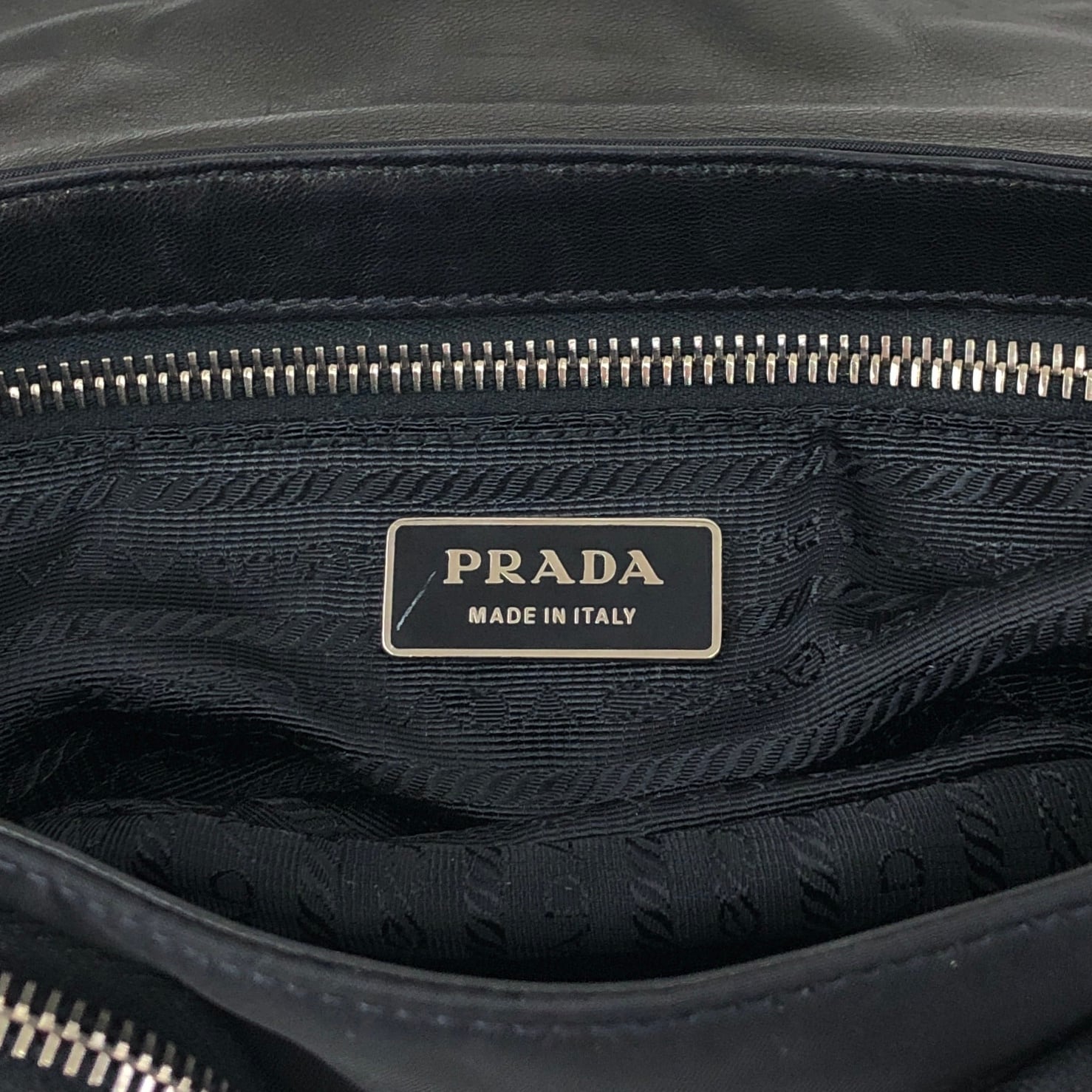 PRADA プラダ ショルダーバッグ ブラック トライアングルロゴ レザー