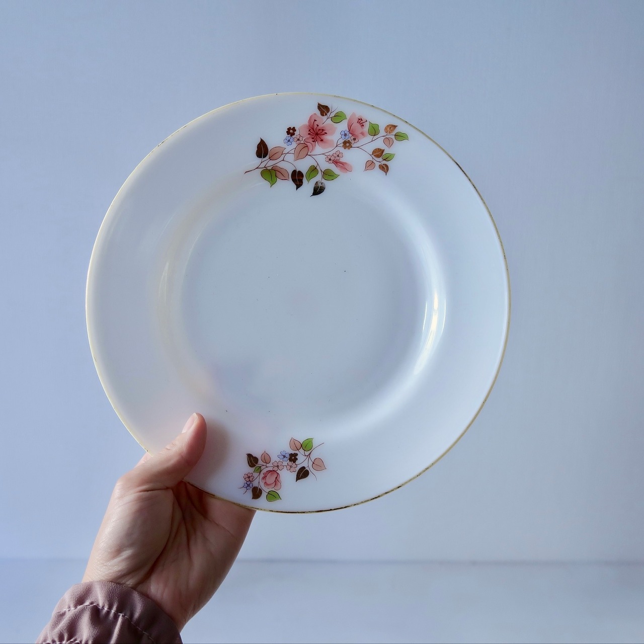 【台湾食器】ミルクガラスのお皿