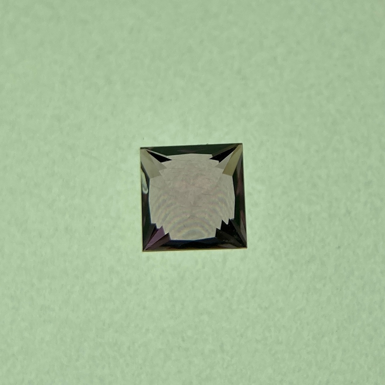 プリンセスなスピネル 約3.3*2.4mm r-0586