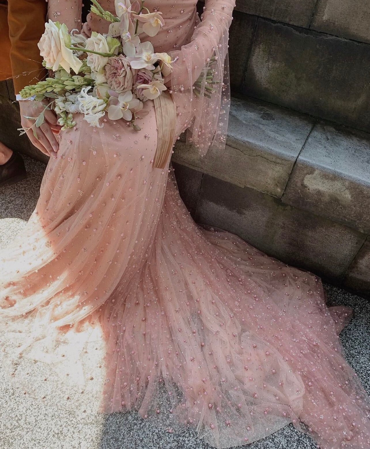 高品質！ ウエディングドレス ピンク 華やか 贅沢 パール ラッパ袖  