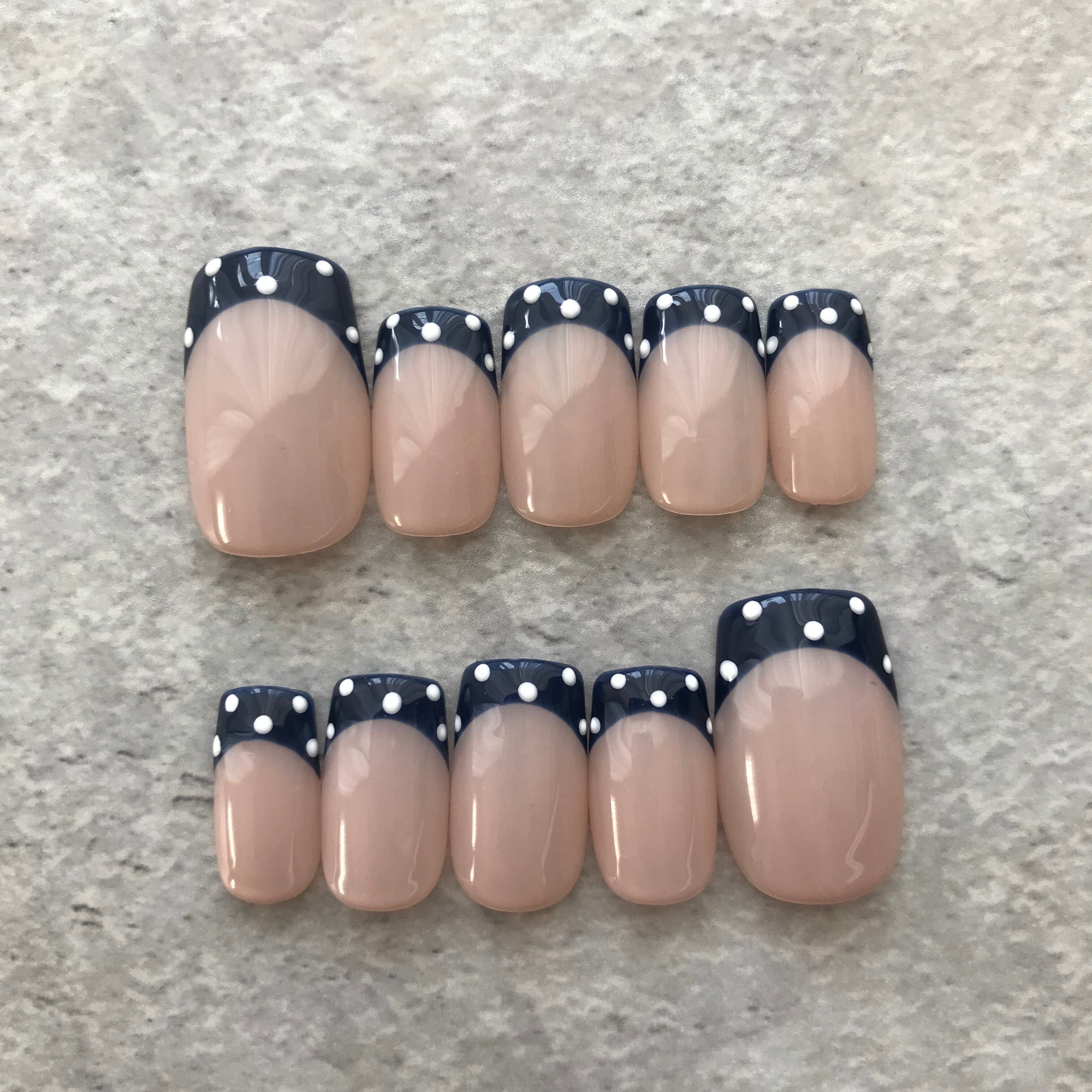ドット柄×ネイビーフレンチネイルチップ | Pay ID