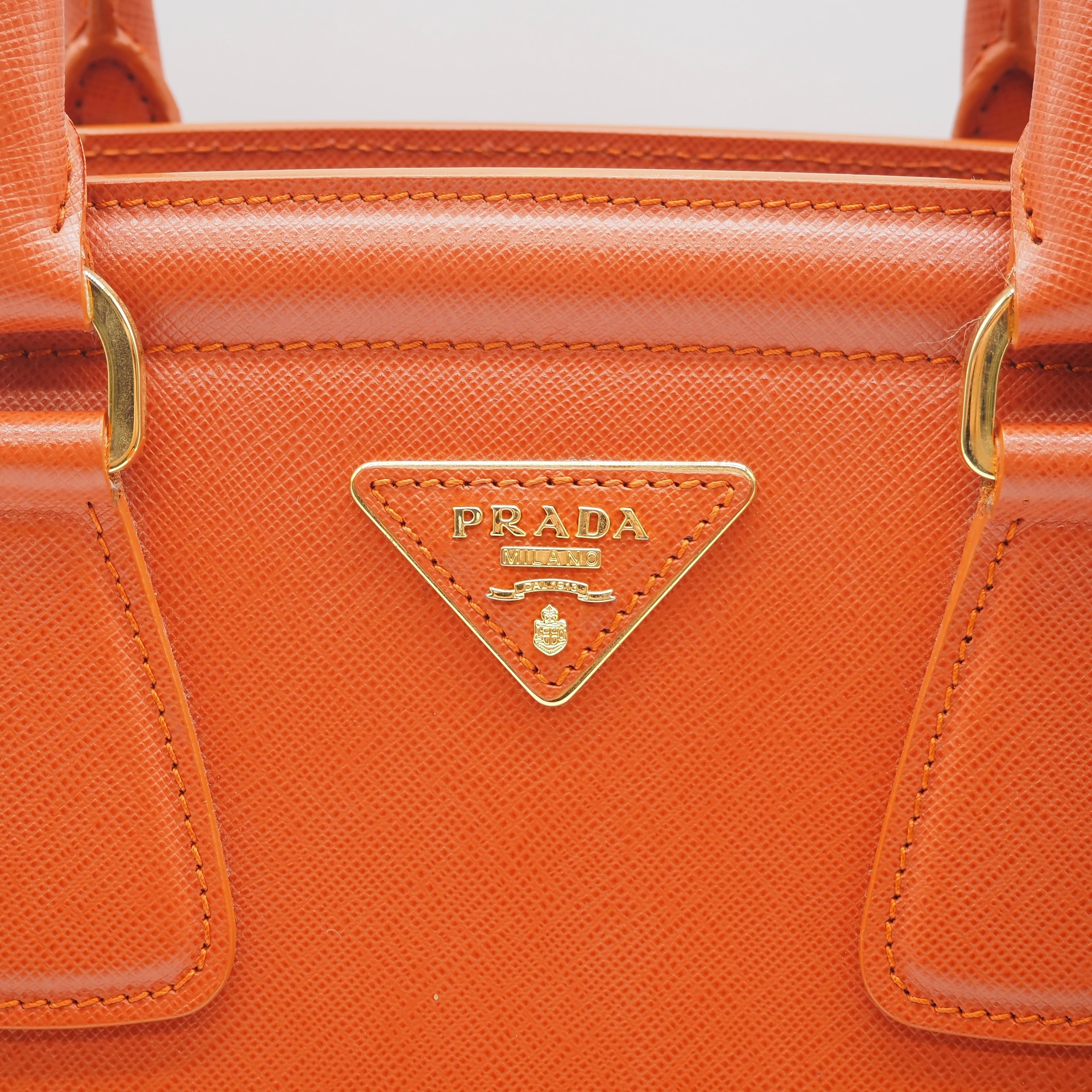 PRADA 三角ロゴサフィアーノレザーハンドバッグ オレンジ プラダ