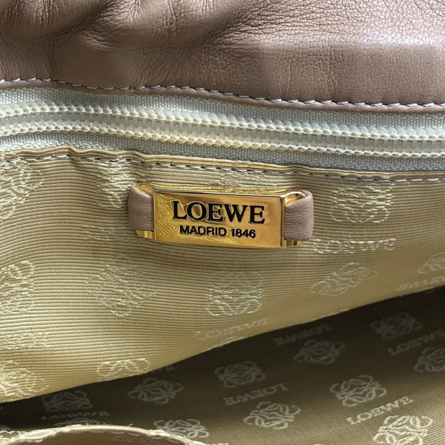 LOEWE ロエベ ショルダーバッグ ベージュ アナグラム レザー 巾着