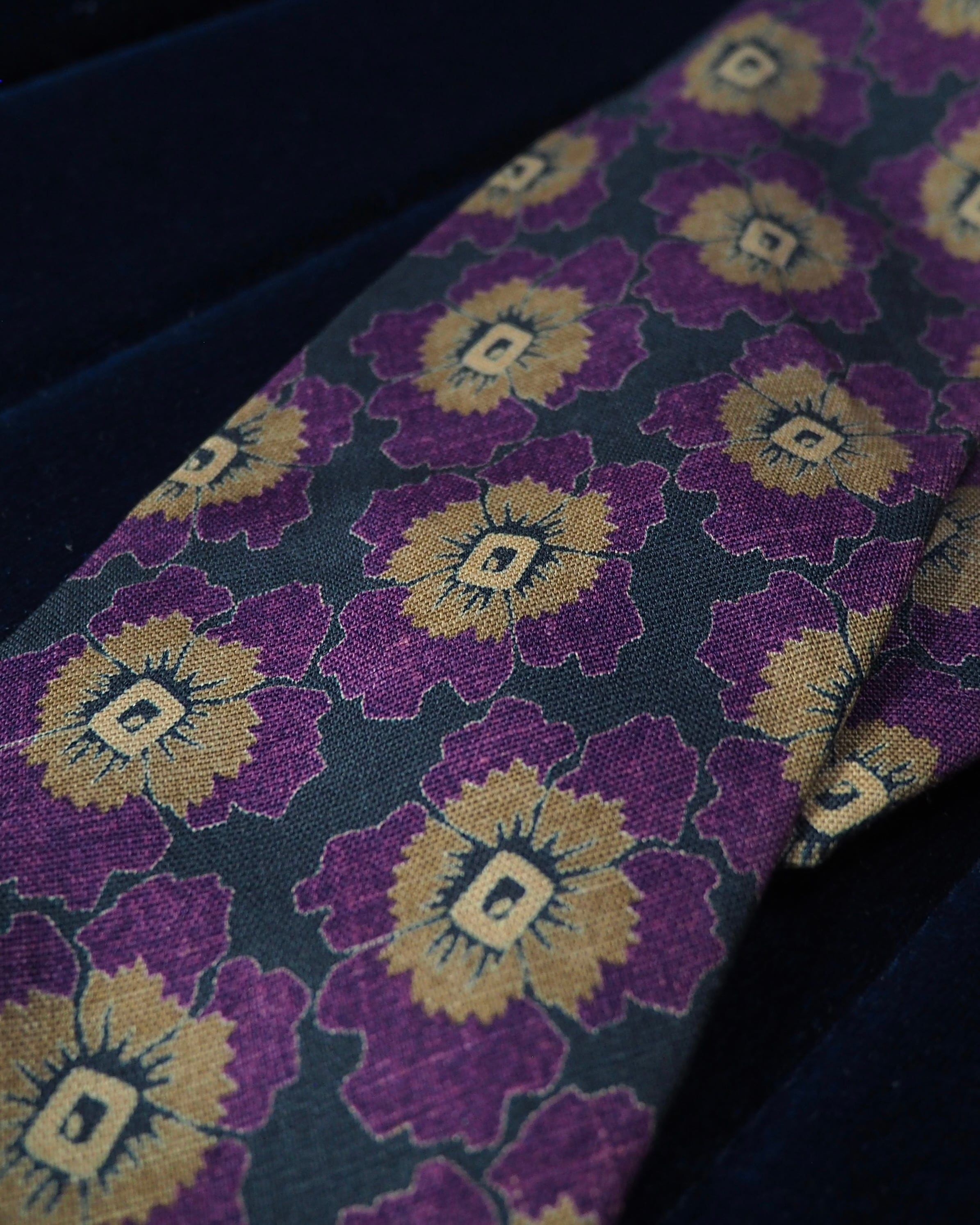 " Giorgio Armani ‐ Made in Italy " Beautiful Flower All over pattern vintage linen Tie