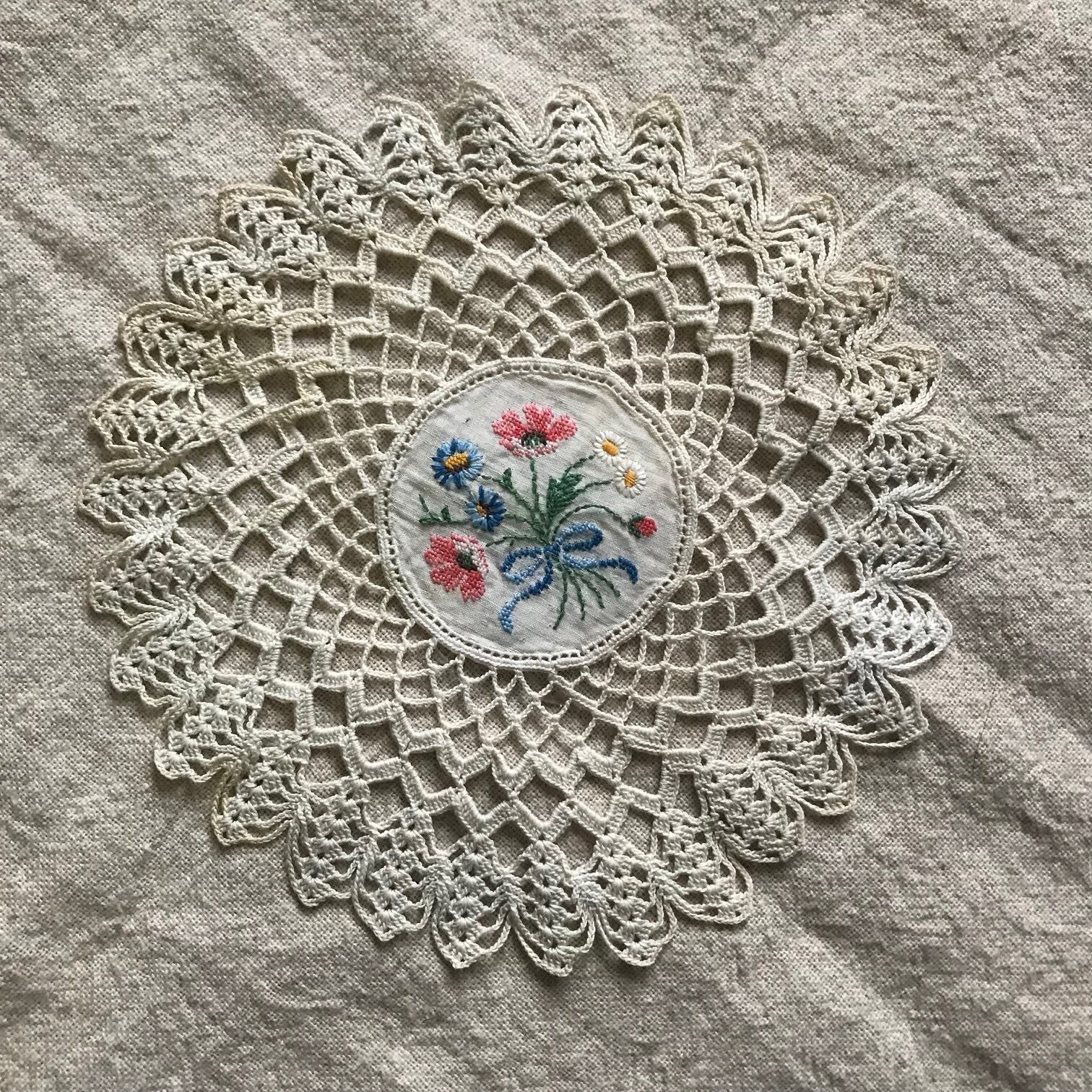 スウェーデンの花刺繍のドイリー