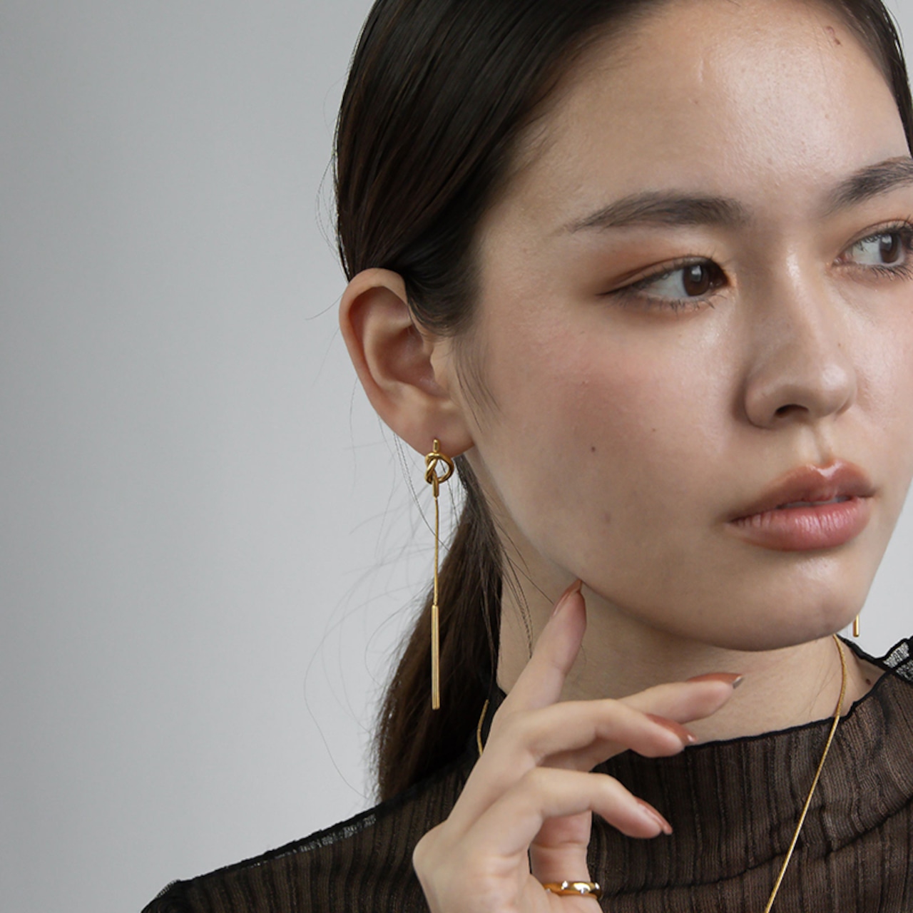 【ネコポス便】ピアス ロングピアス レディース 結び目 ノット モチーフ 揺れる 縦長 チェーン ゴールド シルバー 大ぶり 華奢見え きれいめ 大人 上品 カジュアル フォーマル  2427