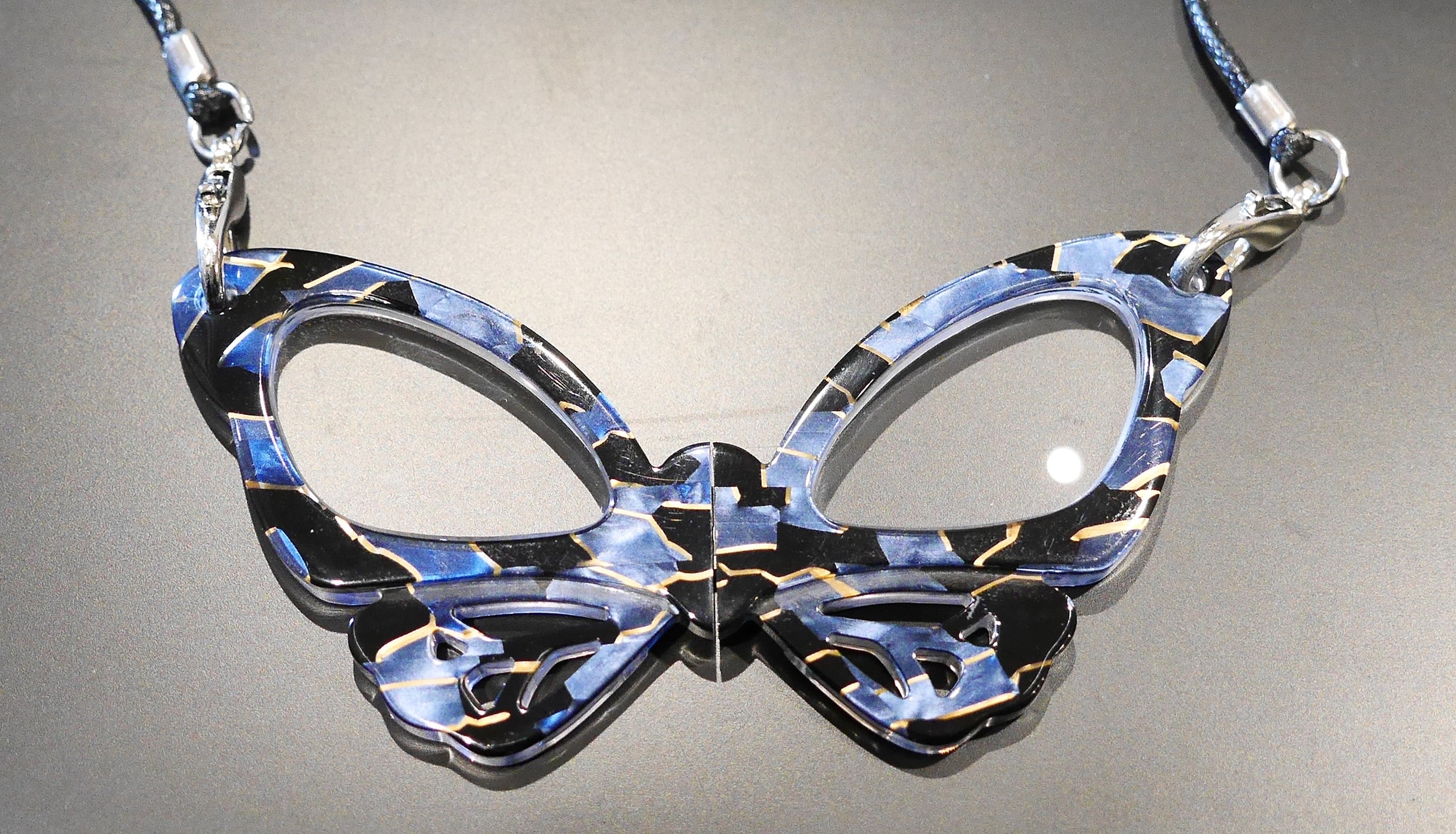 【送料無料】ペンダントルーペ⑯　広げて両目で見られる折り畳み式　美しい蝶のデザイン  自然素材　倍率：１．７５倍　ルーペとしても老眼鏡としても使えます