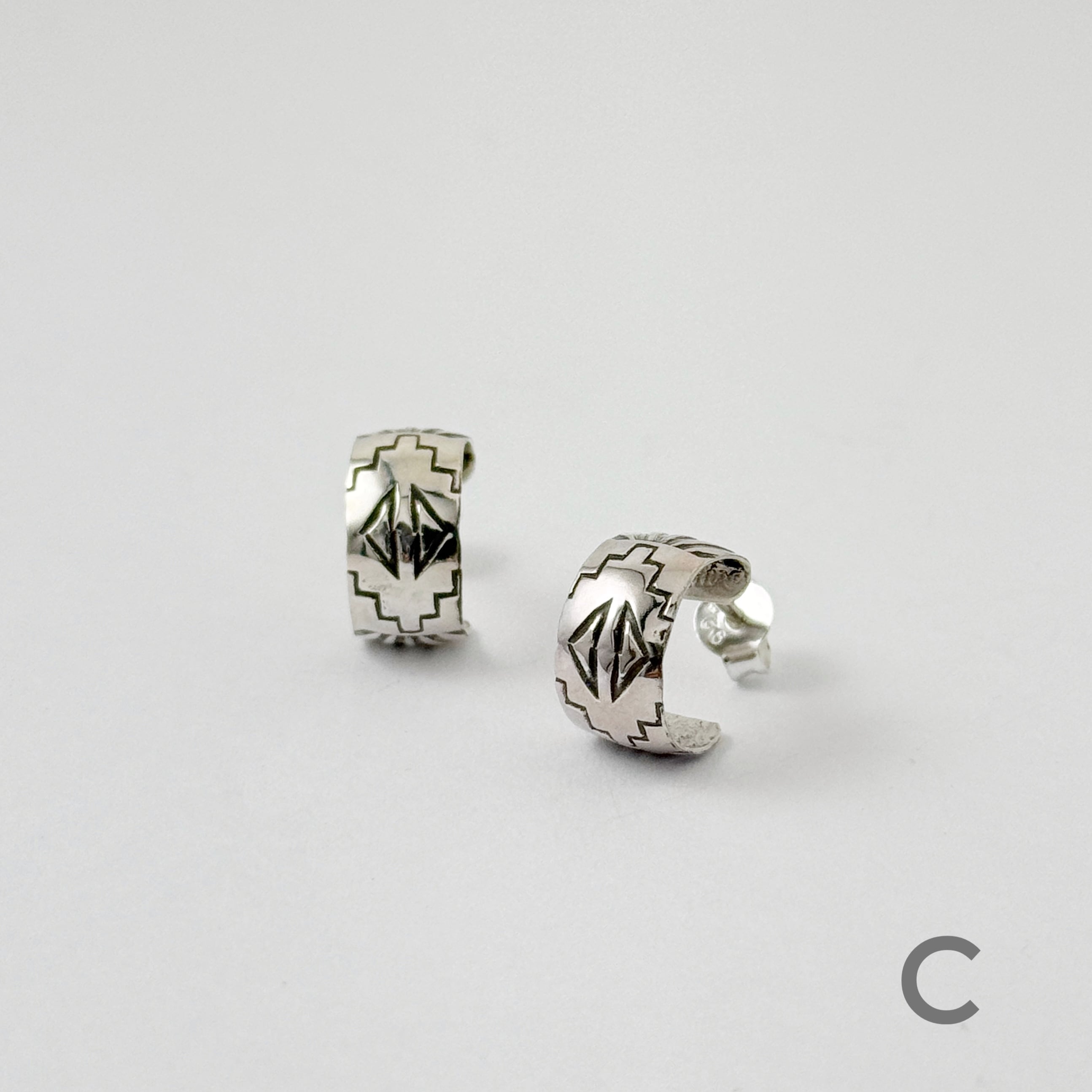 Indian Jewelry 》ナバホ柄 ハーフフープスタッドピアス. 小さめピアス