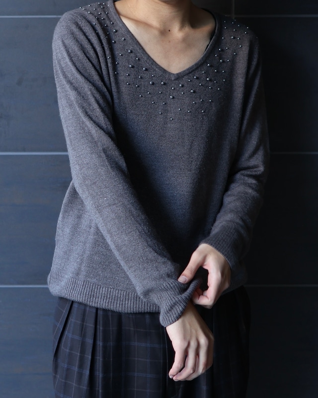 Pearl design v-neck knit