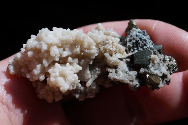 マンガノカルサイト/パイライト Mangano Calcite/Pyrite