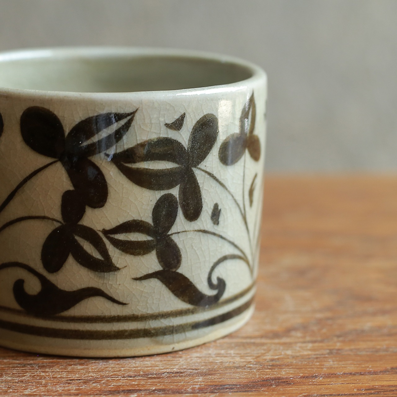 模様が美しい、セラドン焼きのカップ