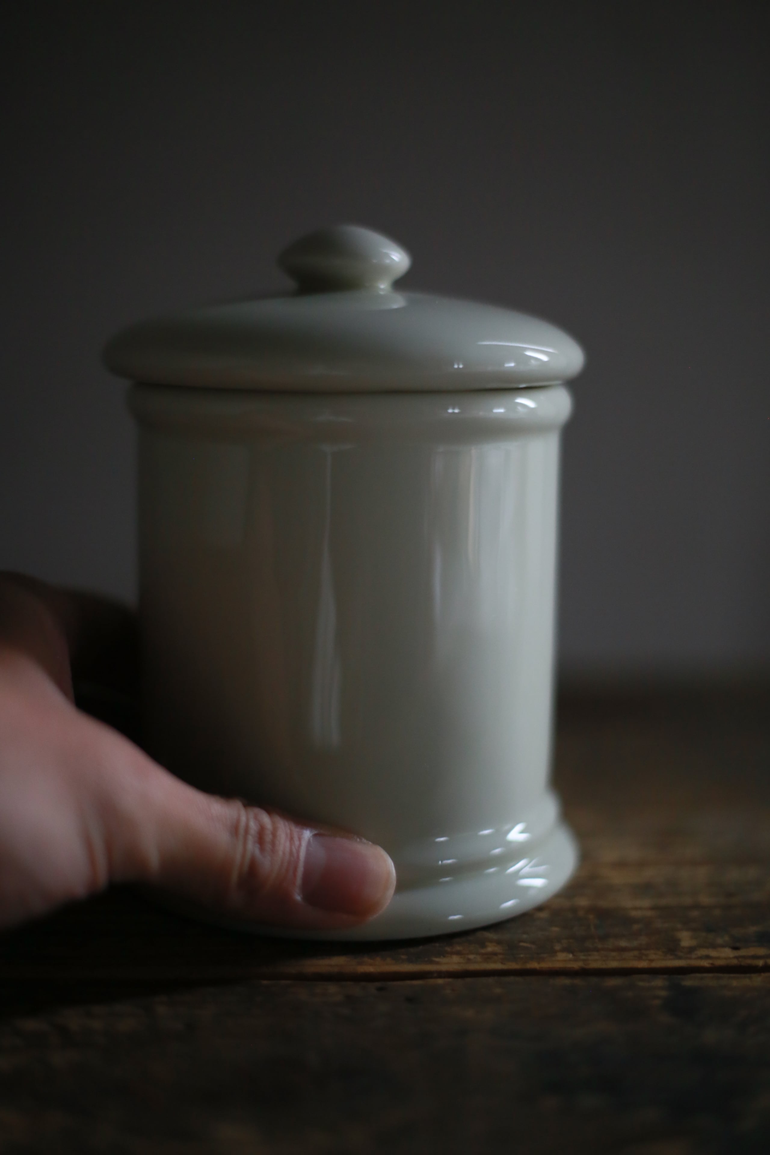 古い国産の陶器キャニスター