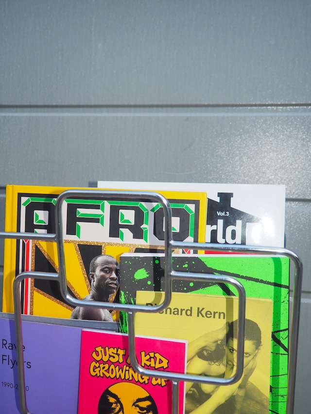 Chrome-plated geometric wireframe magazine rack