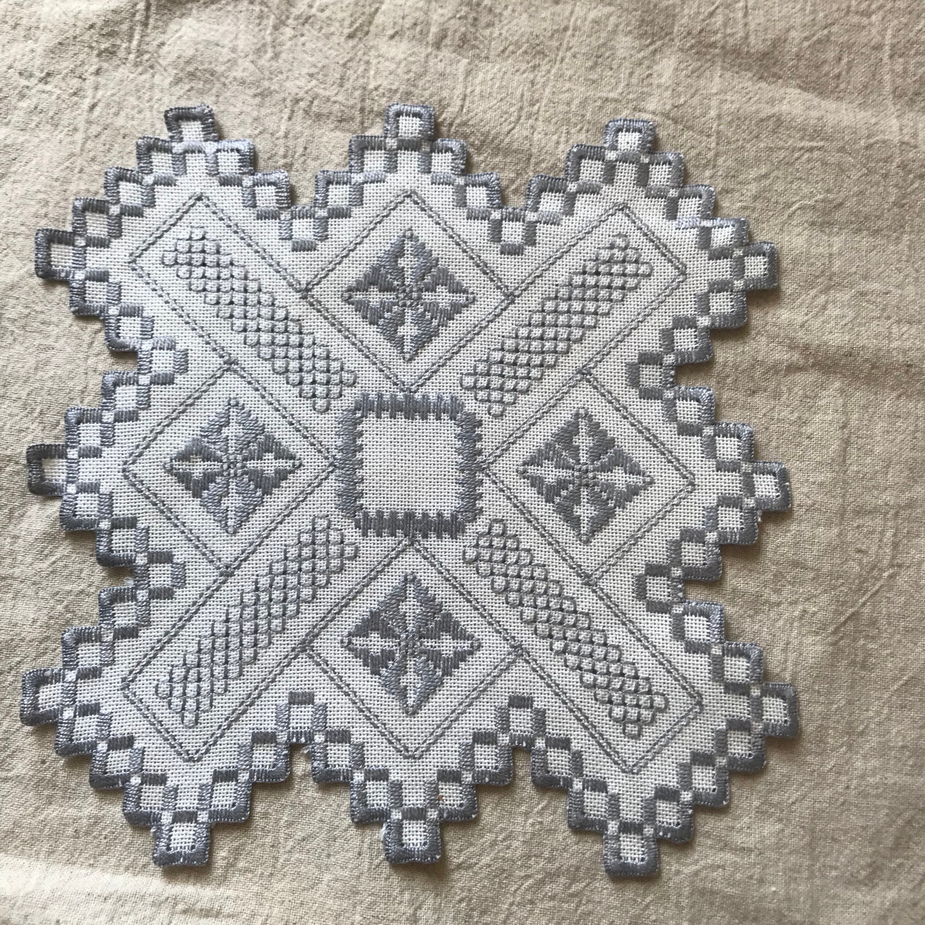 グレーの刺繍の布