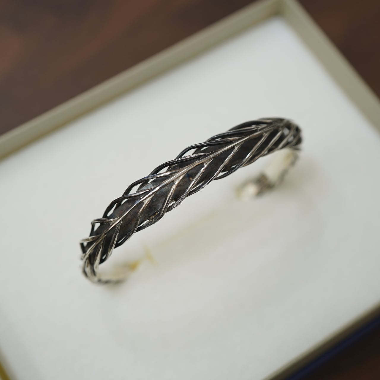 akihama 立体ボーンフェザーバングル シルバー950硫化加工