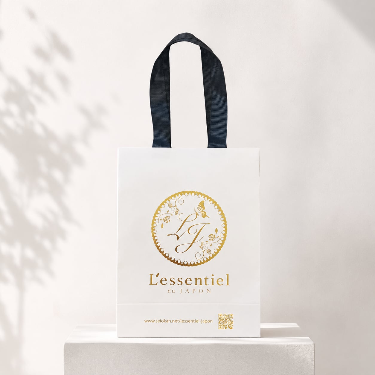 【L’essentiel du JAPON】手提げ袋 Sサイズ|ギフトバッグ 紙袋 ショッパー 150×70×200mm ホワイト 白 ゴールドロゴ 小さめ プレゼント ラッピング 贈り物 手土産