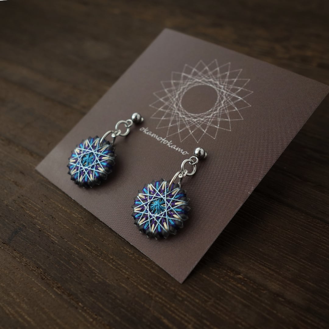 ちいさな魔法陣のピアス(青) イヤリング / ピアス / ノンホールピアス