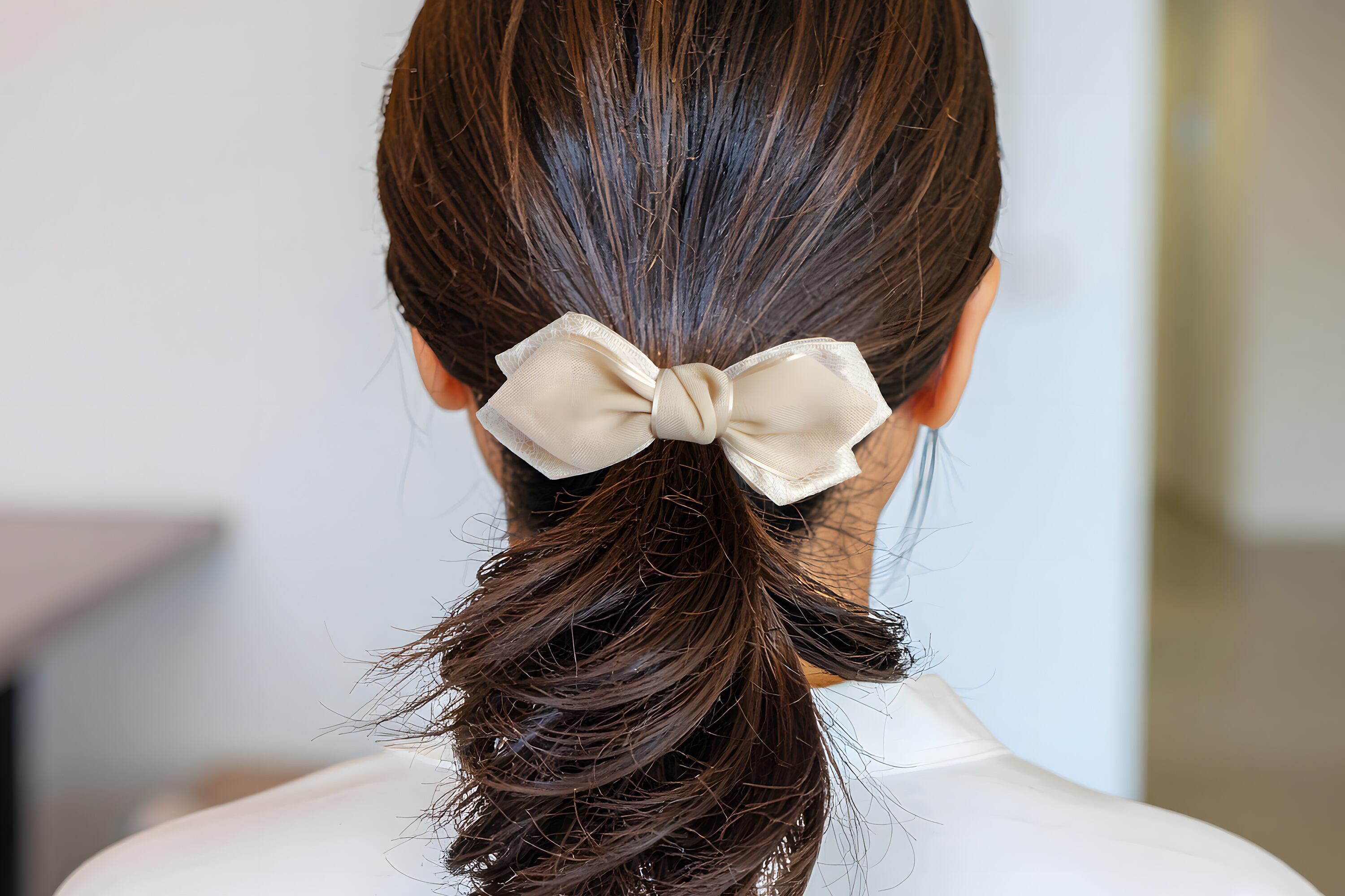 リネンとサテンのレースリボンを重ねたリーフヘアゴム（ベージュ）花柄