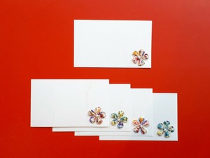 和紙に咲くつまみ細工の小花カード　５枚組