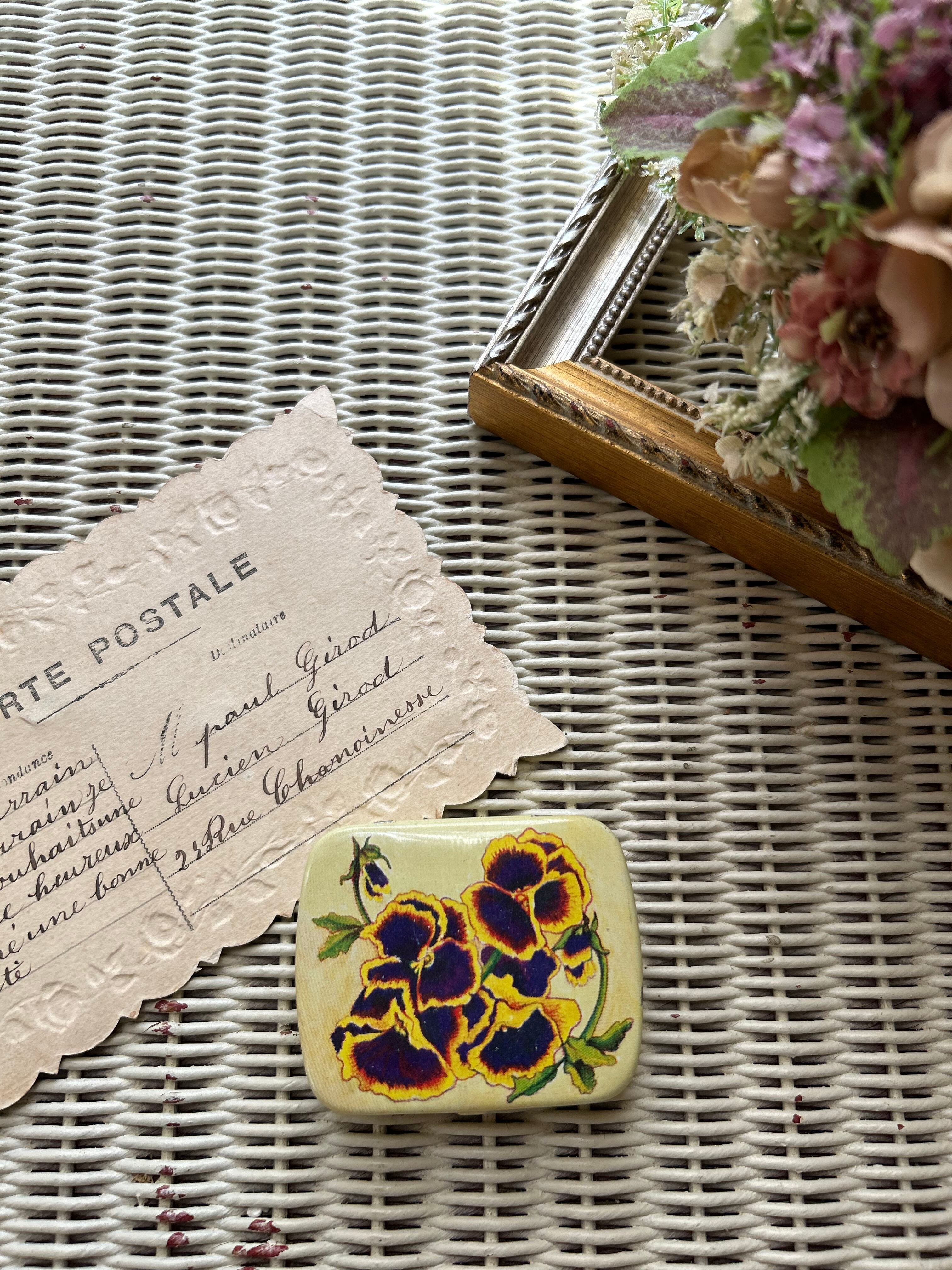 SALE スイス Vintage パンジー柄の小さなティン缶 デッドストック 撮影小物 インテリア小物 ヴィンテージ パンジー すみれ