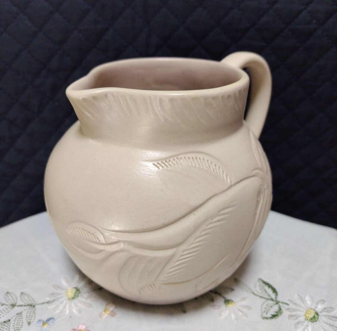 超レアー、美品、スージークーパー初期の作品、彫り物の美しい花瓶(水差し)