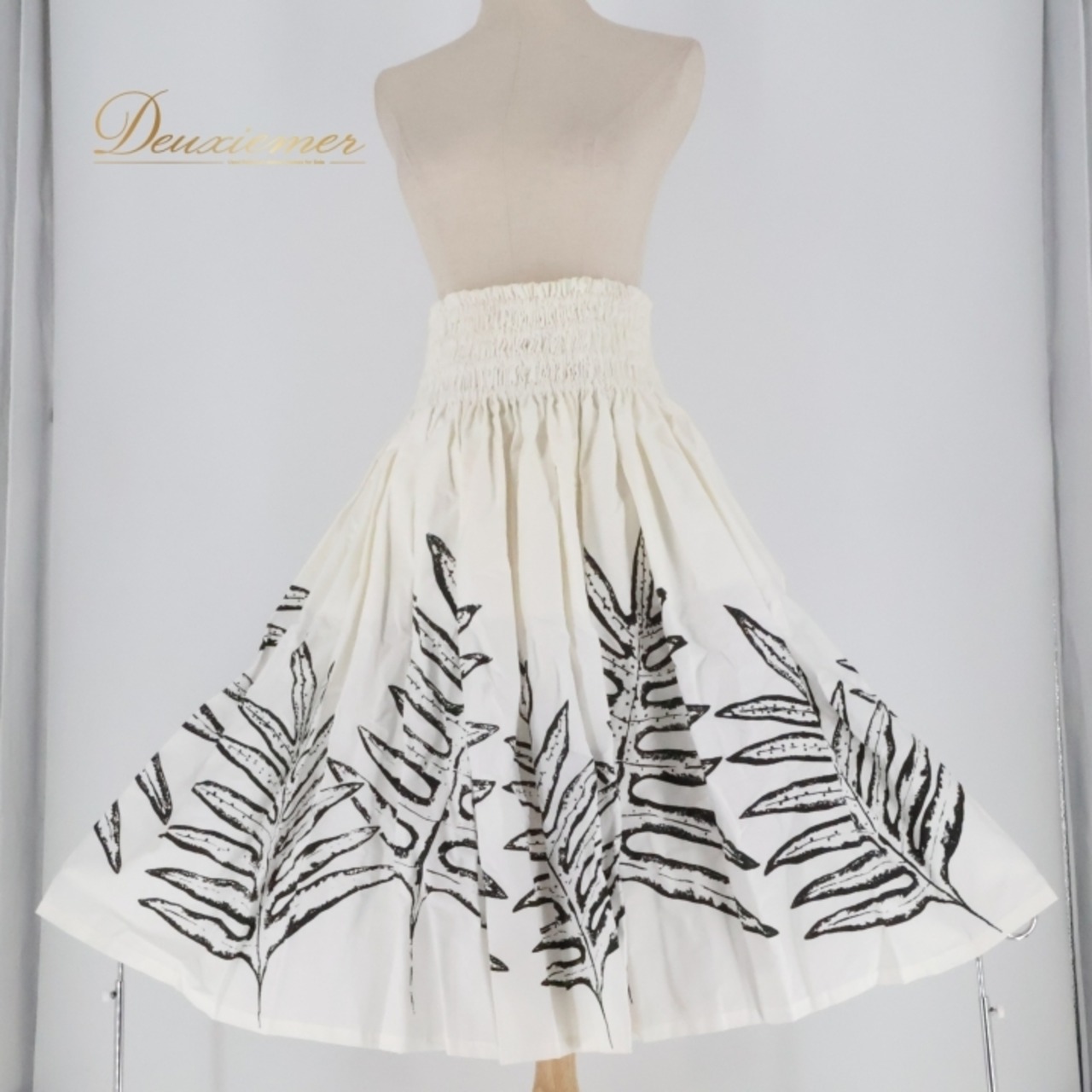 フラダンス 衣装 パウスカート ホワイト系 メネフネプランテーション 日本製 ハワイアンプリント 植物柄 MENEHUNE PLANTETION アロハ フラ ダンス レッスン 練習 モノトーン 白黒 大人っぽい 上品 かっこいい 華やか おしゃれ かわいい ブラック系 白 黒 フェミニン ブラック ホワイト おしゃれな スカート 大人用 ハワイ風 衣装ダンス 踊り用 かわいいデザイン エレガント スタイリッシュ