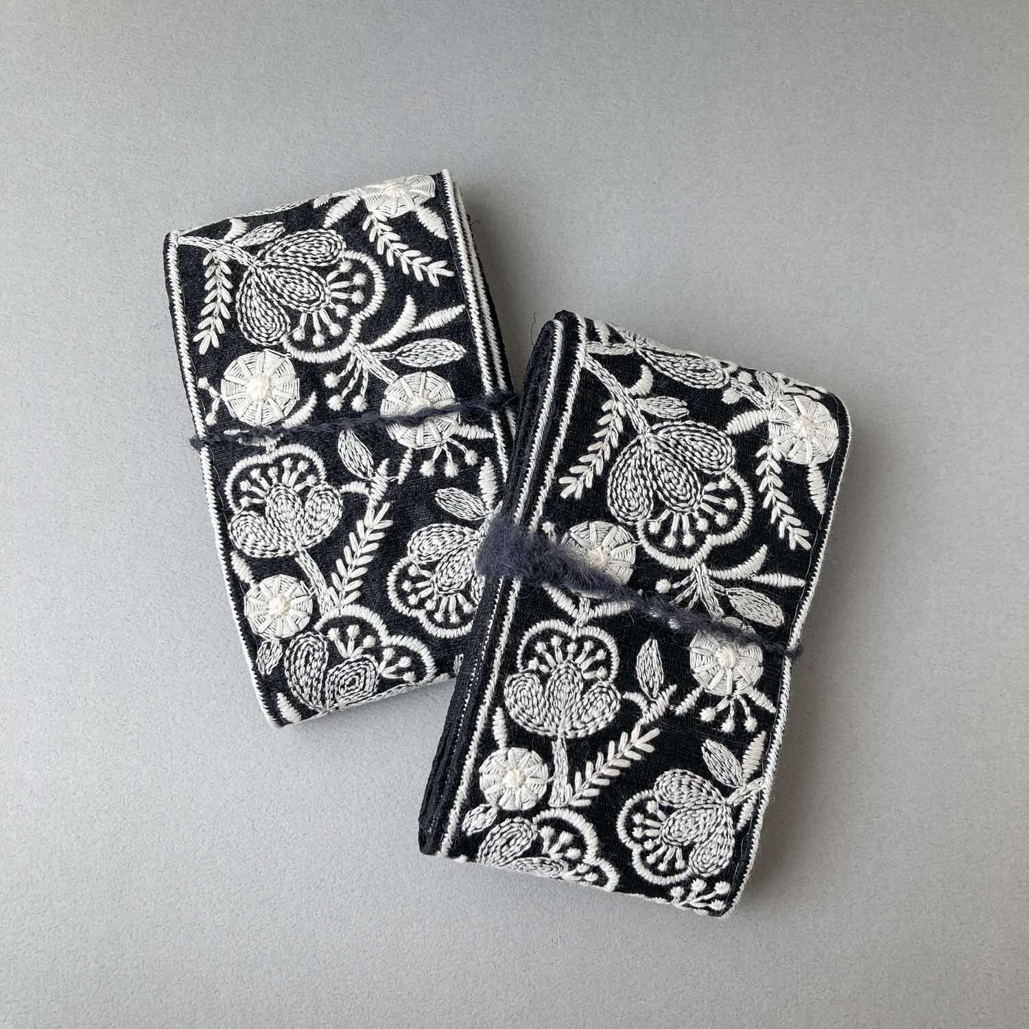 再入荷〉黒地白トーンお花刺繍リボン（1mカット） | Dua-アクセサリー