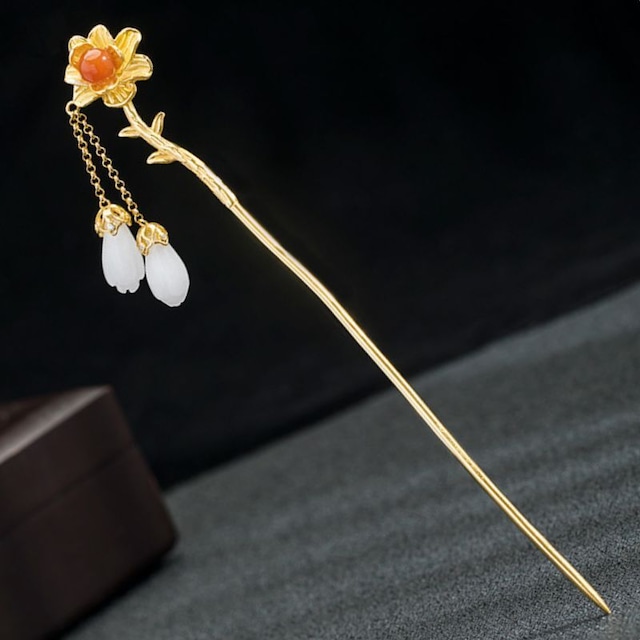 木蓮の花をイメージした簪 - 華やかなガーネットとネフライトが輝くK117
