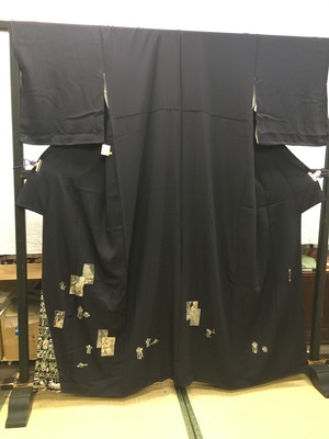 付下げ袴（濃紫地）エジプト柄色紙ちらし