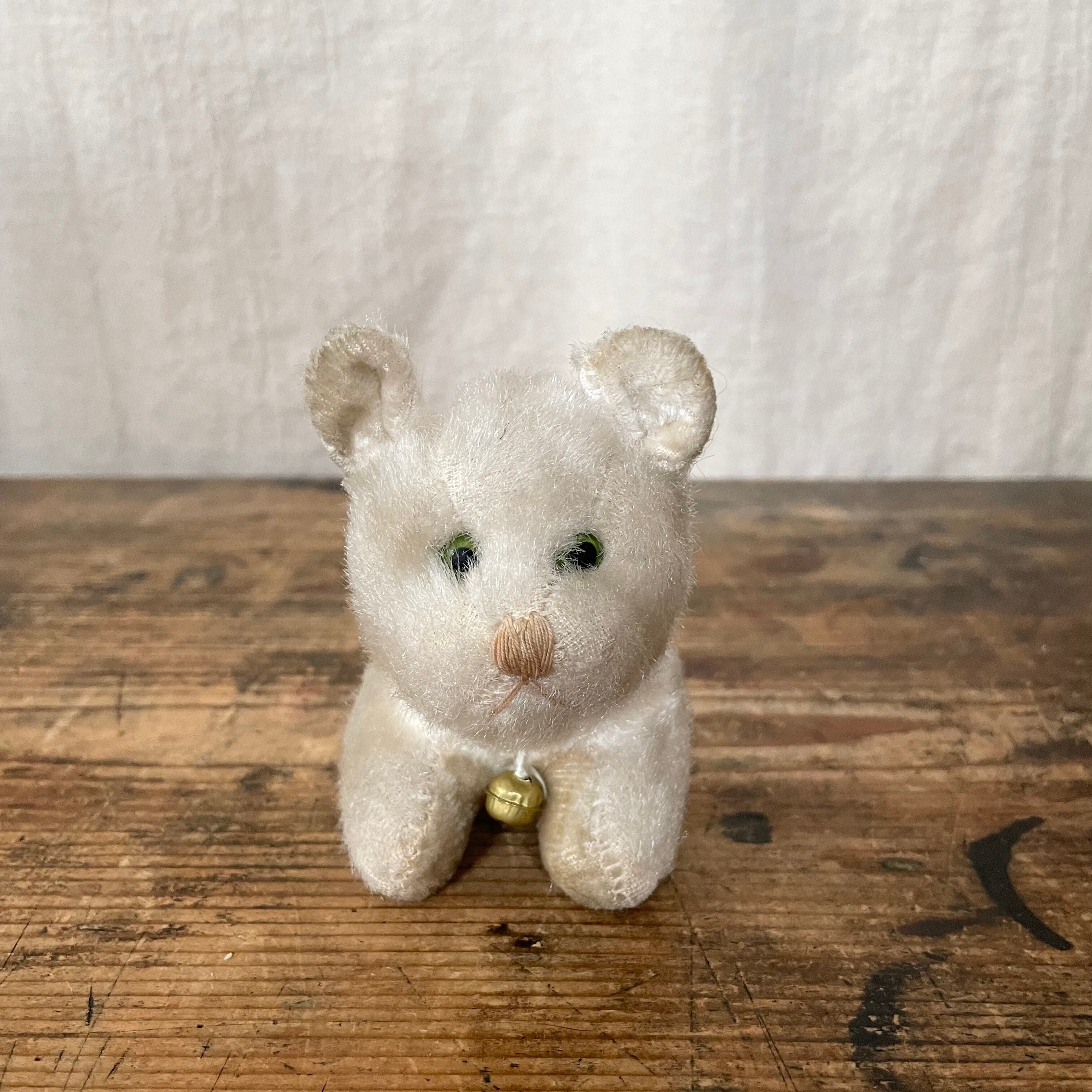 鈴をつけたねこ