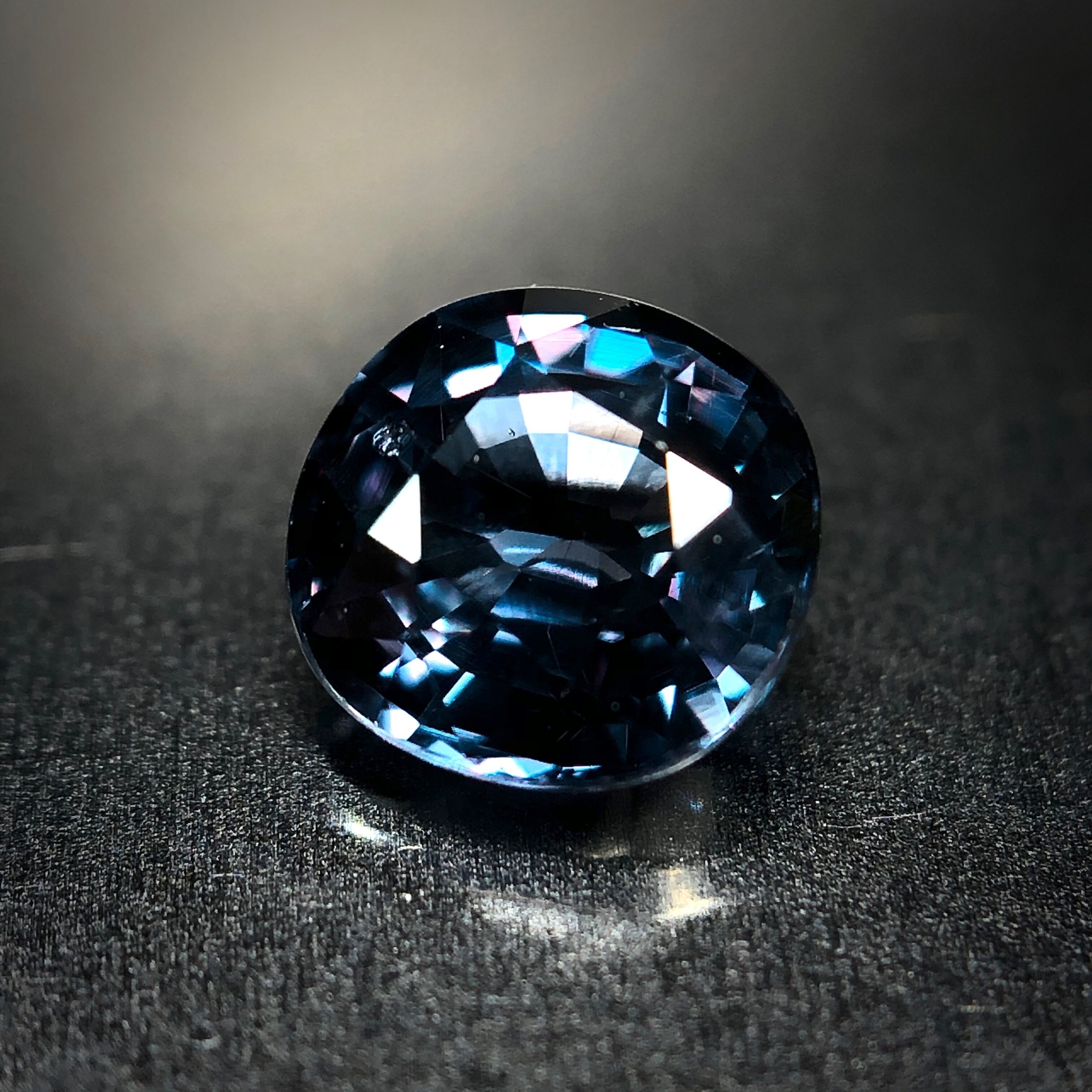 蠱惑のベキリーブルー 0.81ct 天然 ベキリーブルーガーネット（カラーチェンジガーネット） | Frederick’s Gems&Jewelry