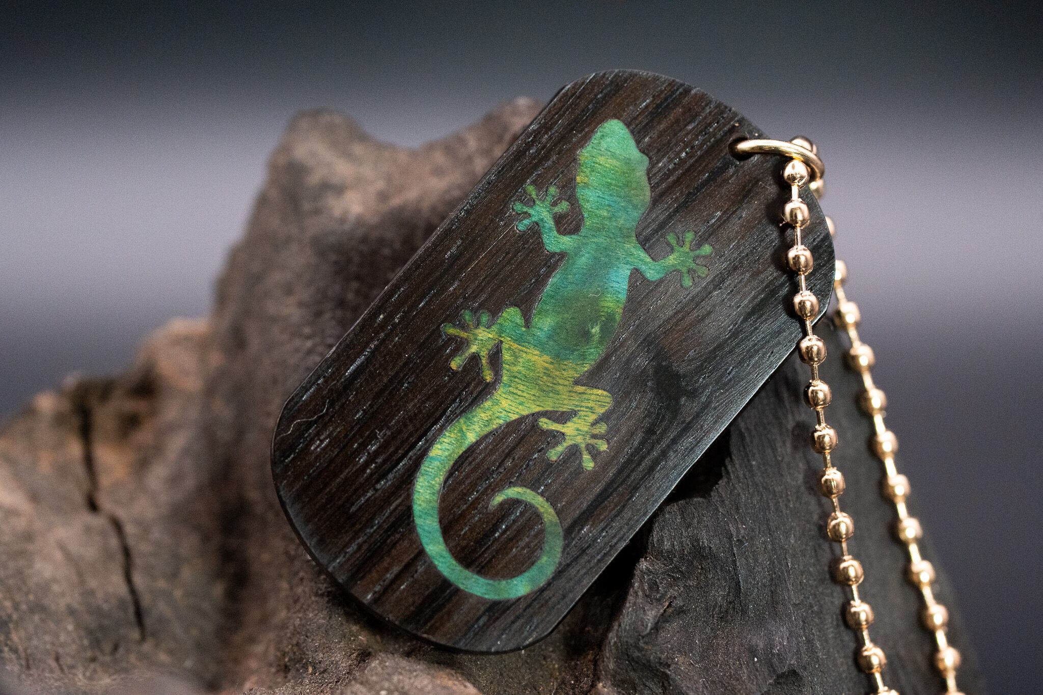 【音楽業界屈指の銘木】 ハカランダ ドッグタグ 象嵌 木登りトカゲ