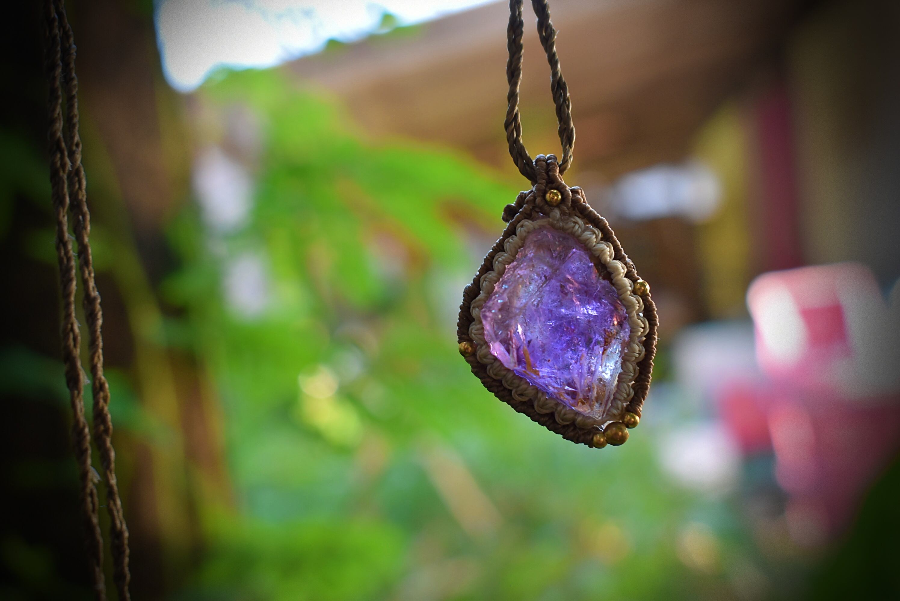 愛のお守り★高品質アメジスト原石 マクラメペンダント