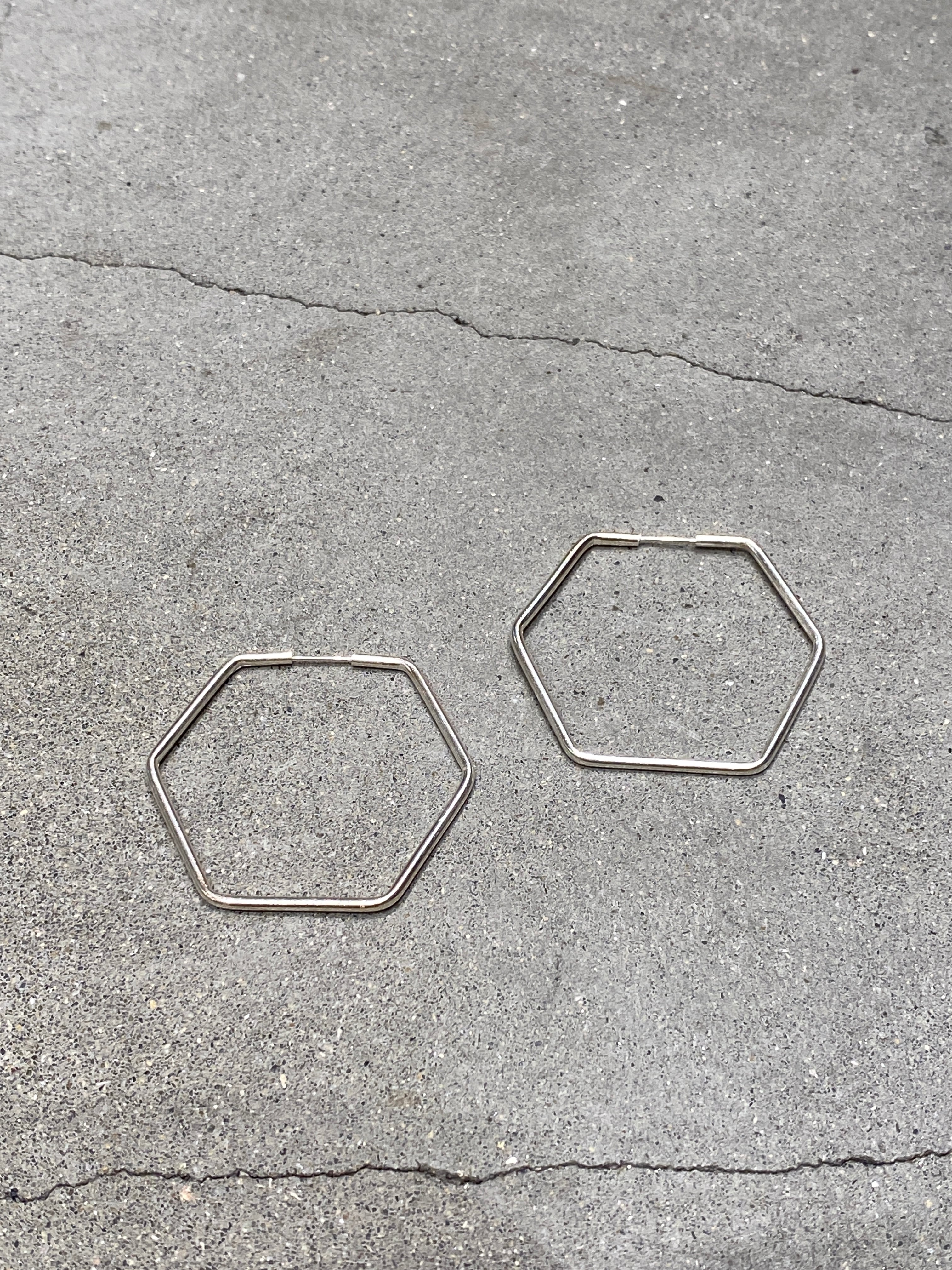 ◾️ hexagonal hoop pierce 