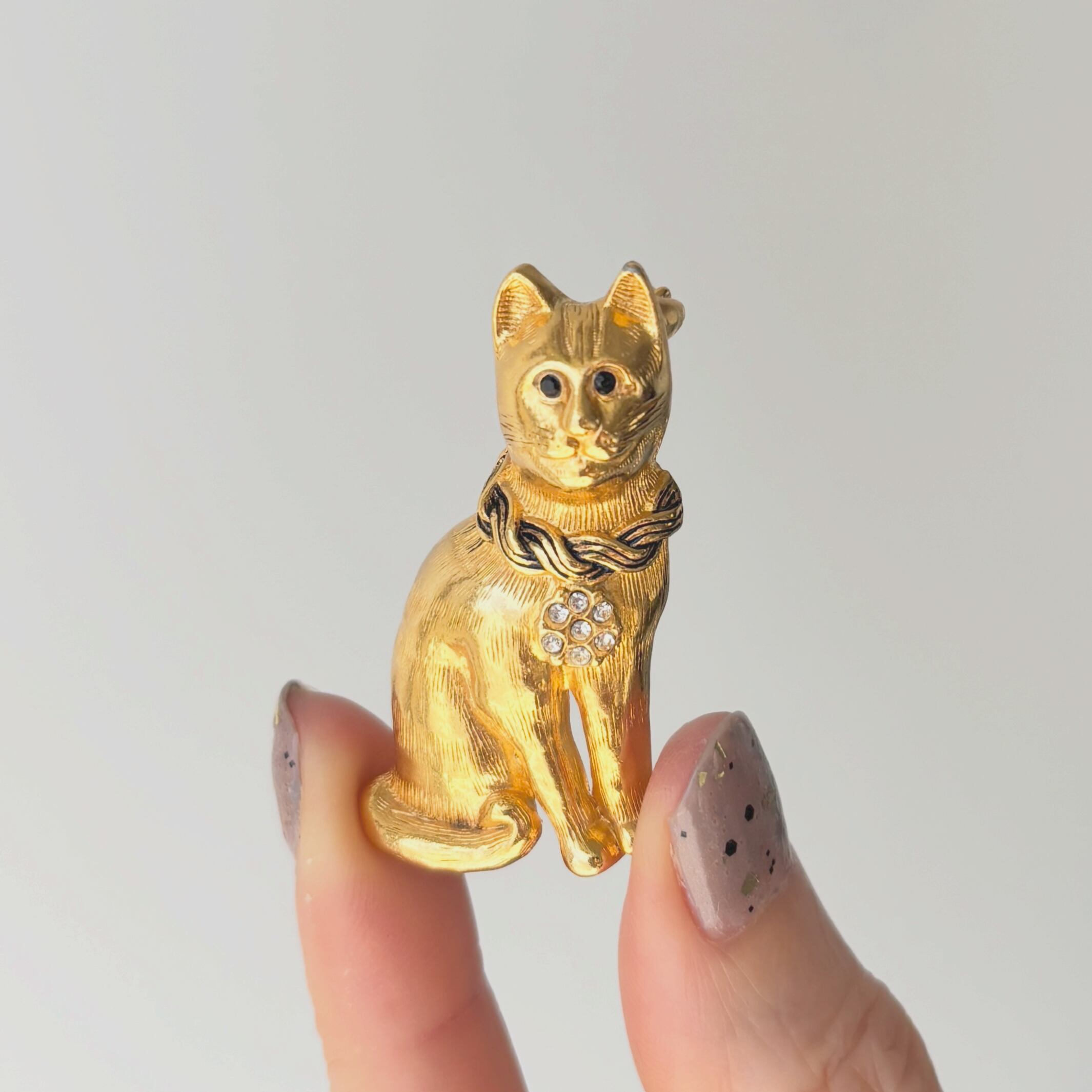 Danecraft 首飾りをしたネコブローチ