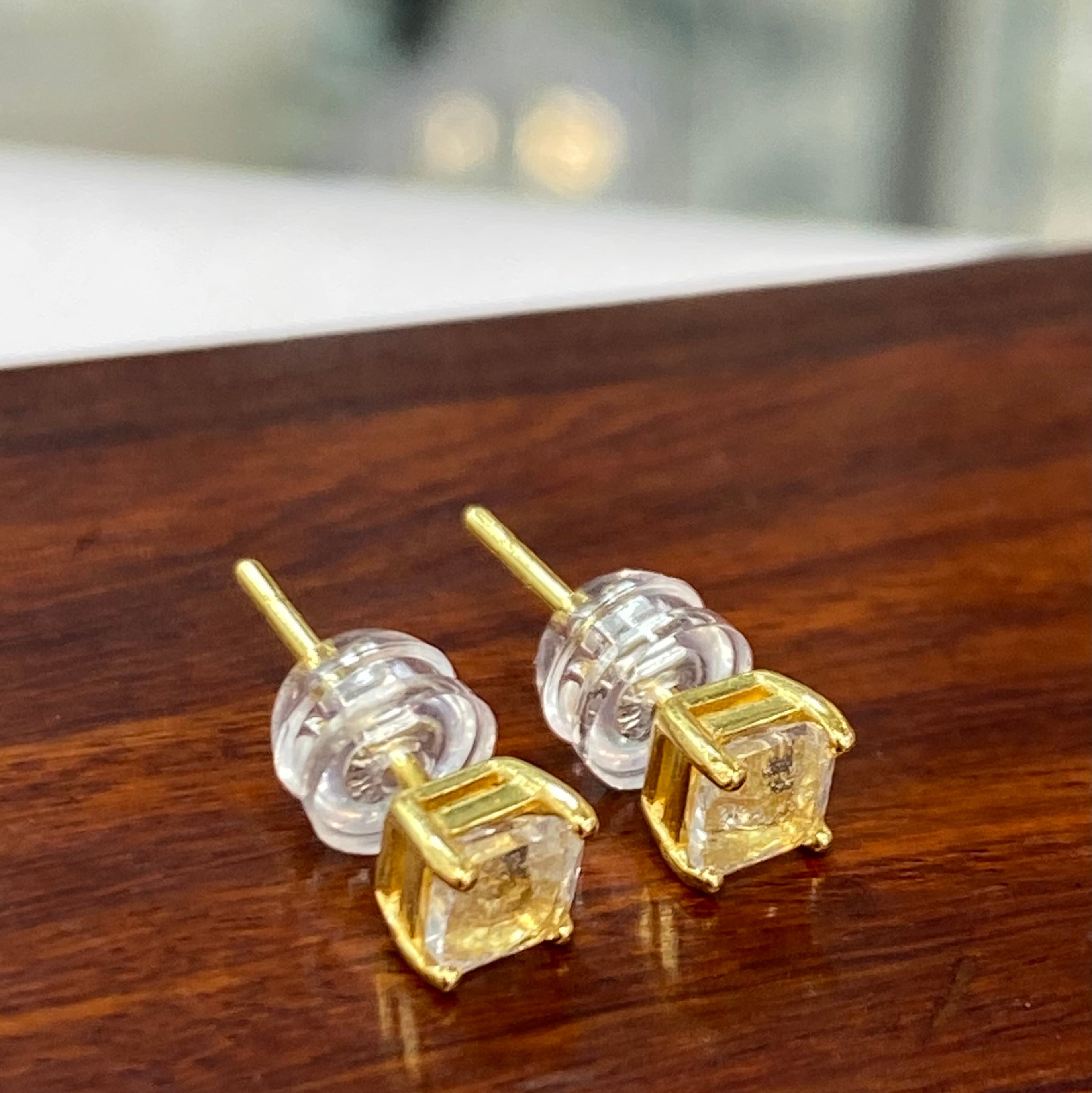 特選！宝石質リビアングラスピアス 4mm 本物保証 激安卸価格 | 水晶