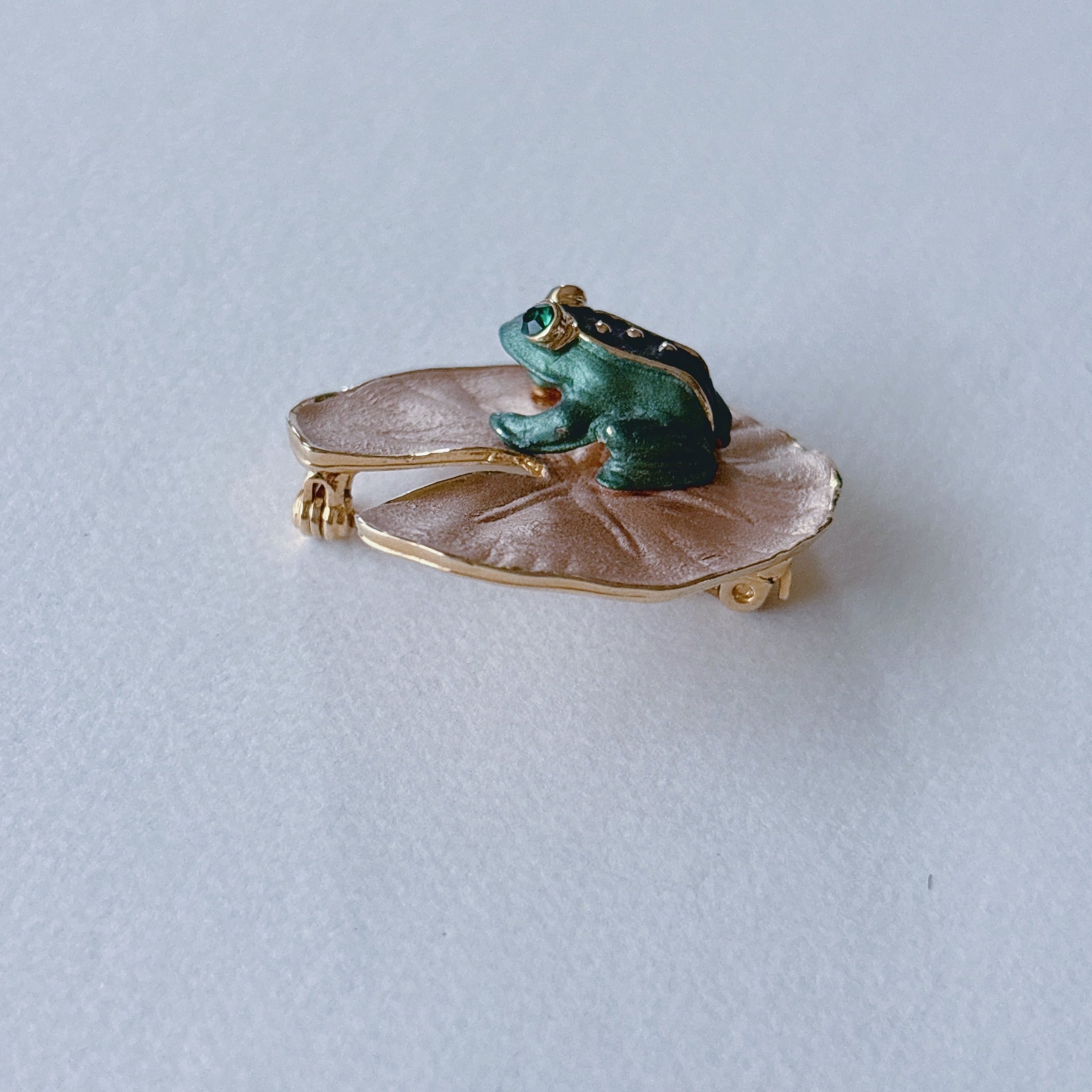 Vintage 80s - 90s gold tone green enamel leaf frog brooch