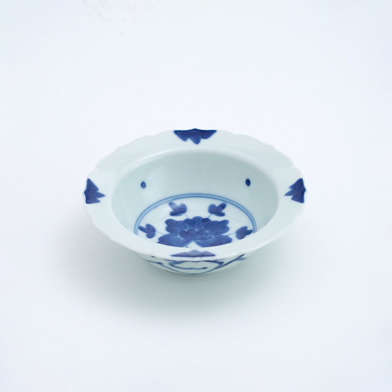 染付伊万里牡丹紋13cm輪花小鉢