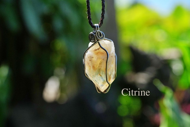秘めたマンダリン★シトリン原石  ワイヤーアートネックレス2560