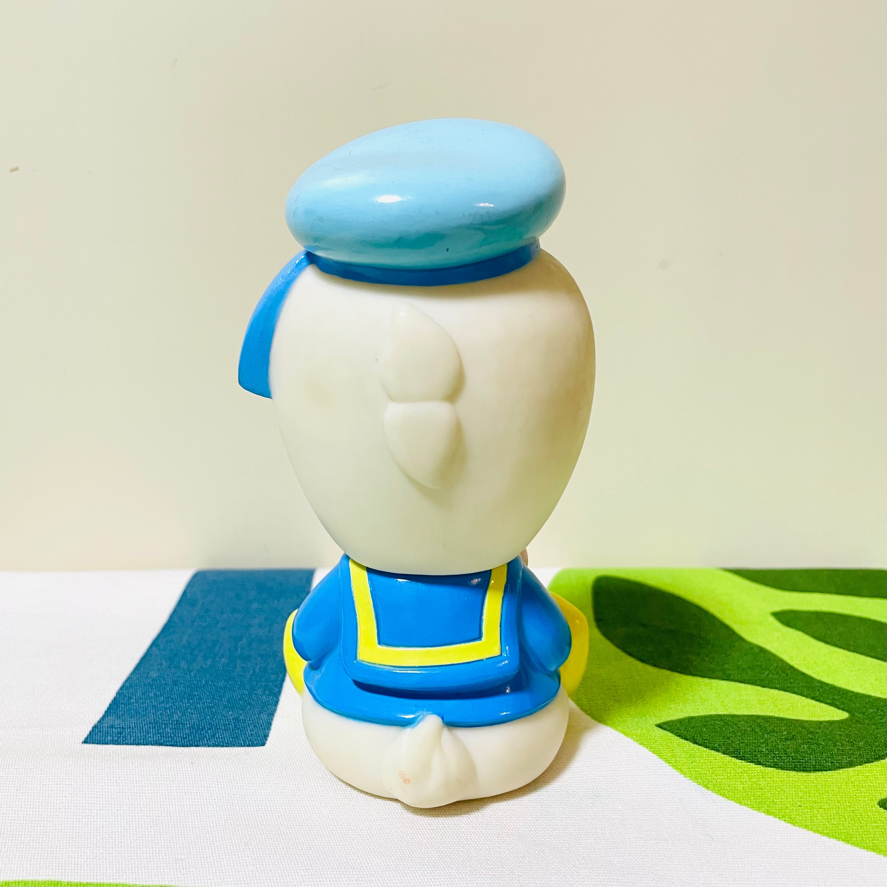 BABY DONALD DUCK SQUEAKY RUBBER DOLL ブロックを持つベビードナルド