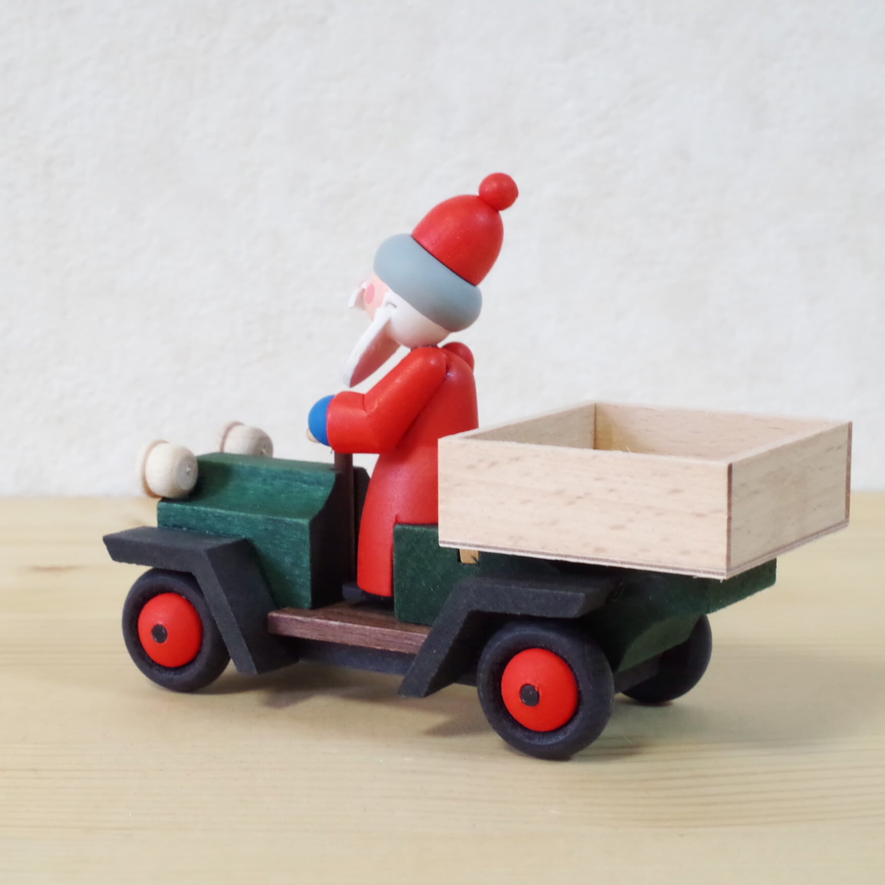 ピエール 車に乗るサンタ | 木のおもちゃ専門店 おもちゃ箱 イカロス