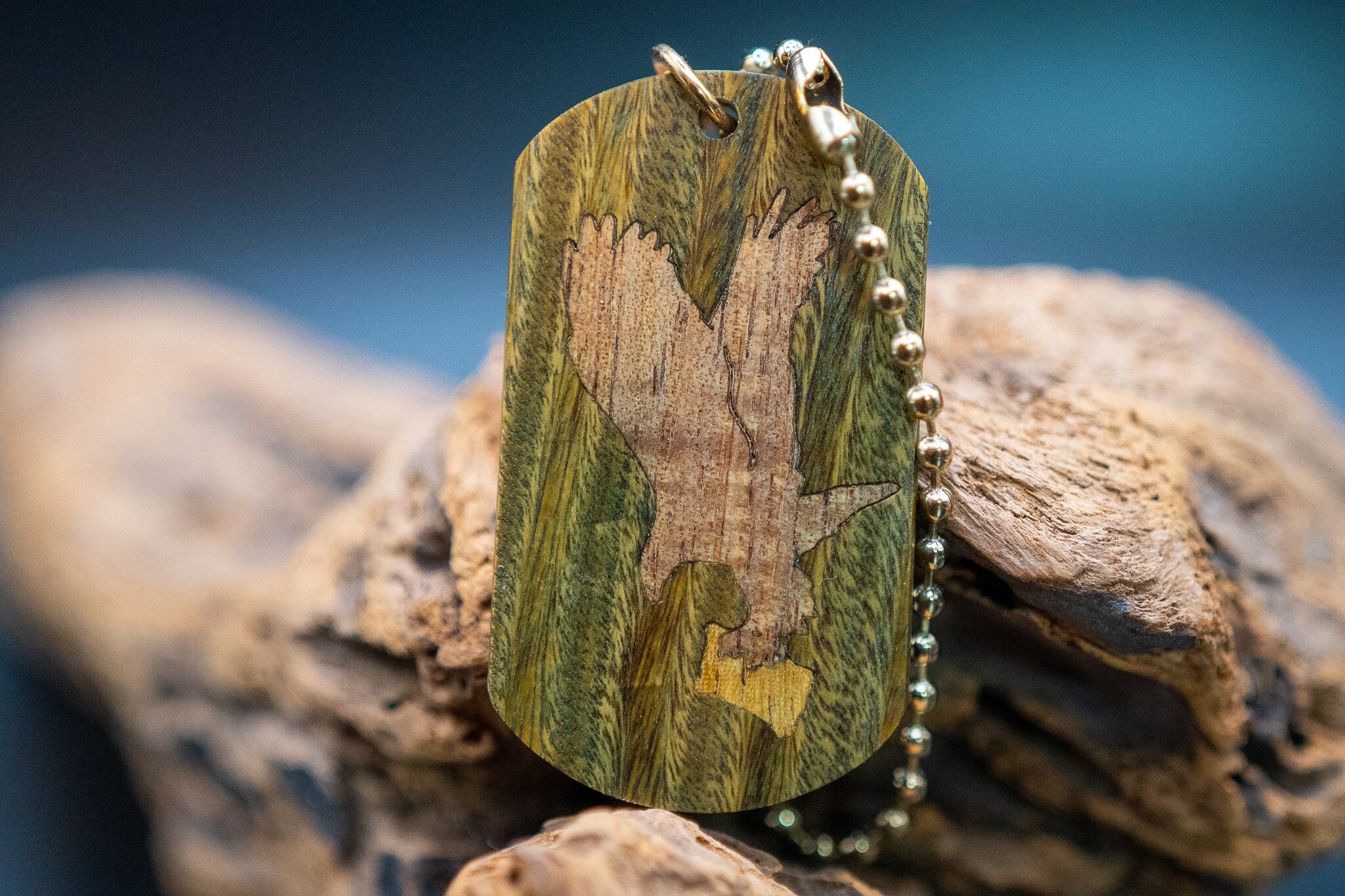 【世界最重量の銘木】 リグナムバイタ ドッグタグ 象嵌 トンビと油揚げ